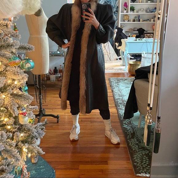 Vintage full-length leather and fur winter coat. Shoulder pads, and puff sleeves - Picture 10 of 11